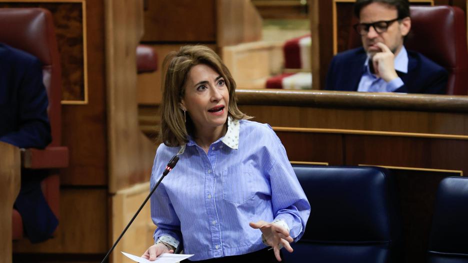MADRID, 22/02/2023.- La ministra de Transportes, Raquel Sánchez, interviene durante la sesión de control al Gobierno celebrada este miércoles en el Congreso de los Diputados. EFE/ Zipi