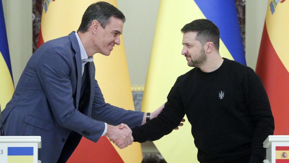 El presidente del Gobierno, Pedro Sánchez, con el presidente de Ucrania, Volodymyr Zelensky en Kiev