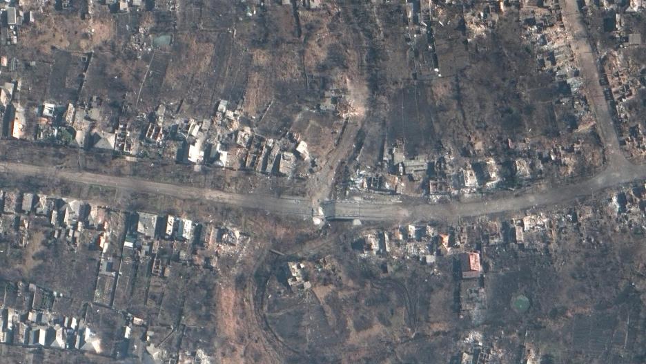 Una imagen de satélite muestra un puente y una carretera destruidos, en medio de la actual batalla por Bajmut, Ucrania.
