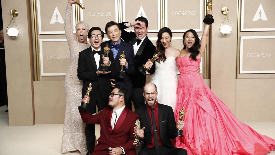 Jamie Lee Curtis, winner of the Best Supporting Actress award, Ke Huy Quan ganadores de los premios Óscar 2023.