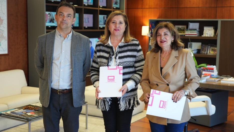 El Director de la Semana Religiosa de Cuenca, la Viceconsejera de Cultura y Deporte y la Directora General de CMM tras concluir la firma del convenio.