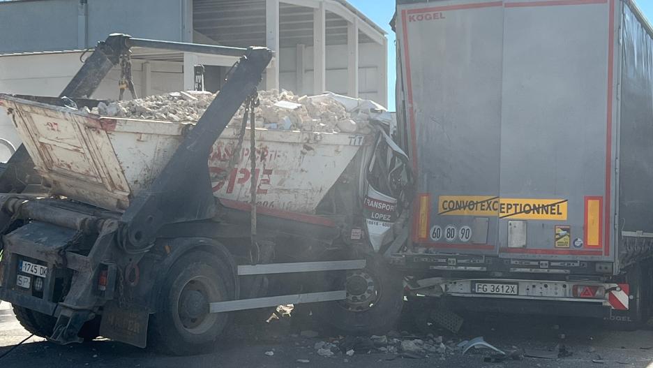 Camión de escombros chocado contra un tráiler en un accidente en la antigua nacional de Cuenca hacia Madrid.