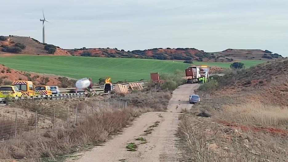 Imagen del accidente de un turismo contra un camión, donde este está volcado en el kilómetro 170 de la A-3 dirección Valencia