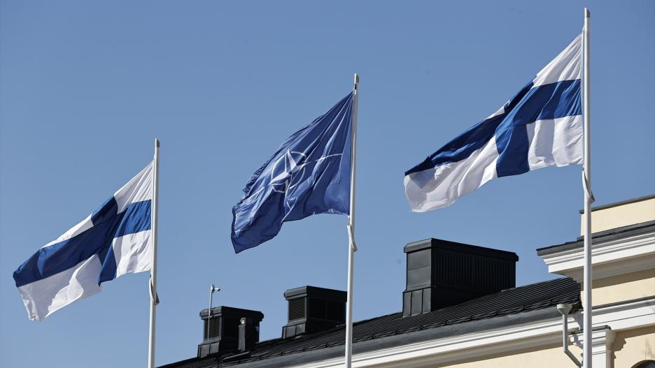 Finlandia, miembro número 31 de la OTAN. Banderas de Finlandia y la OTAN.