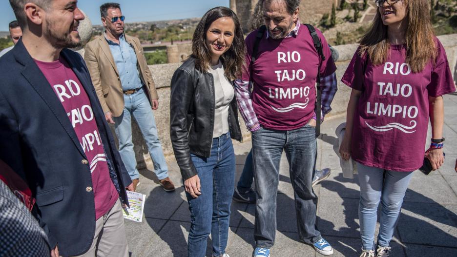 La secretaria general de Podemos y ministra de Derechos Sociales y Agenda 2030, Ione Belarra  junto al candidato de Unidas Podemos a la Presidencia de Castilla-La Mancha, José Luis García Gascón (izda), entre otros.