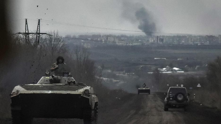 BAJMUT (UCRANIA), 07/04/2023.- Vehículos blindados del ejército ucraniano recorren un camino en la localidad de Bajmut, en la provincia de Donetsk del este de Ucrania, el 6 de abril de 2023. Las fuerzas rusas continúan intentando hacerse con el control de toda la ciudad de Bajmut al tiempo que refuerza sus posiciones en el sur del país ante la perspectiva de una contraofensiva ucraniana, informó hoy el Estado Mayor ucraniano en su parte diario. EFE/ Oleg Petrasyuk