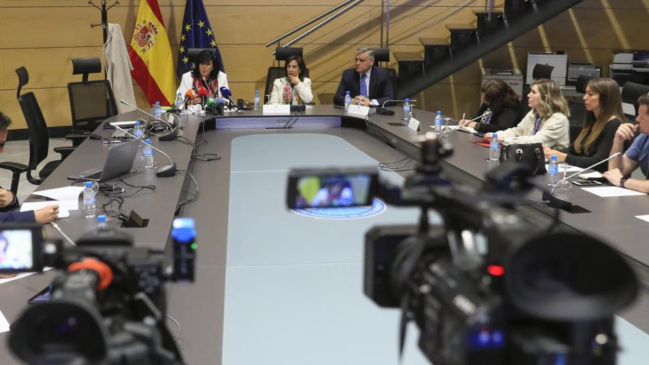 MADRID, 17/04/2023.- La ministra de Defensa, Margarita Robles (c), realiza una visita de trabajo a las dependencias de la sede del Centro Nacional de Inteligencia, este lunes, en Madrid. EFE/ Fernando Alvarado