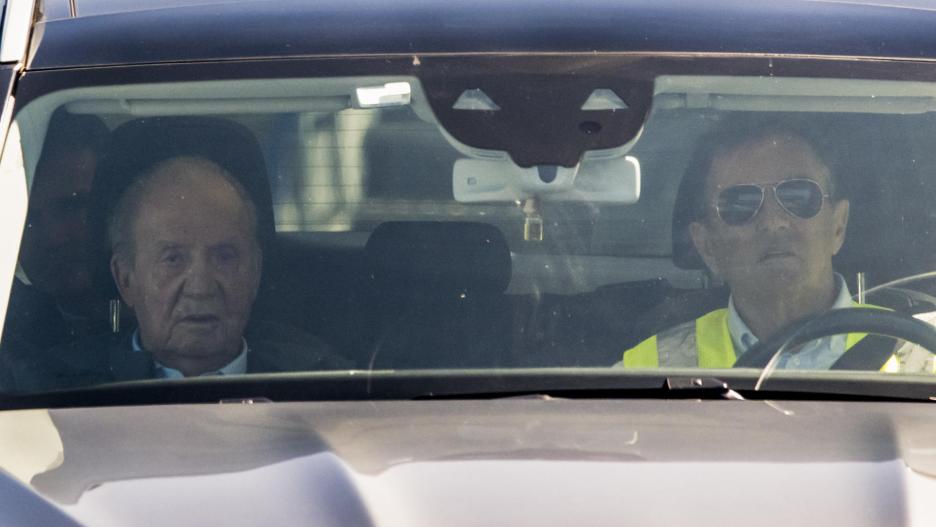 El rey emérito Juan Carlos I junto a su amigo Pedro Campos (d) es trasladado tras su llegada este miércoles al aeropuerto de Peinador (Vigo) procedente de Londres, en su segunda visita a España desde que decidió marcharse a vivir a Abu Dabi (Emiratos Árabes Unidos) en agosto de 2020. EFE/Brais Lorenzo
