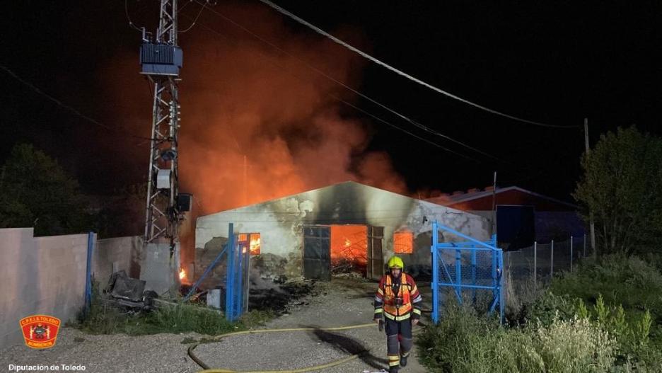 Nave de almacenamiento de palés afectada por un incendio en Lominchar (Toledo)