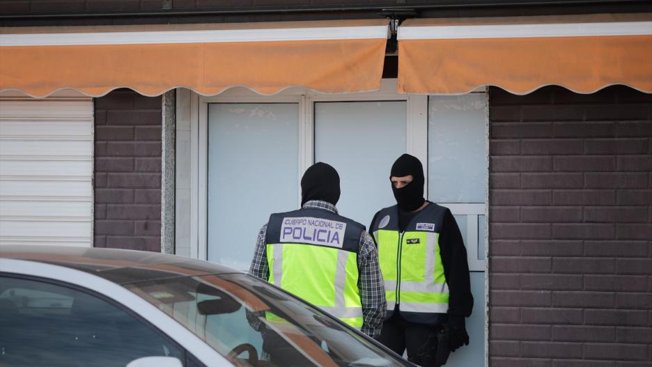 Dos agentes de la Policía Nacional en la puerta de un domicilio, 23 de mayo de 2023, en Melilla (España).
