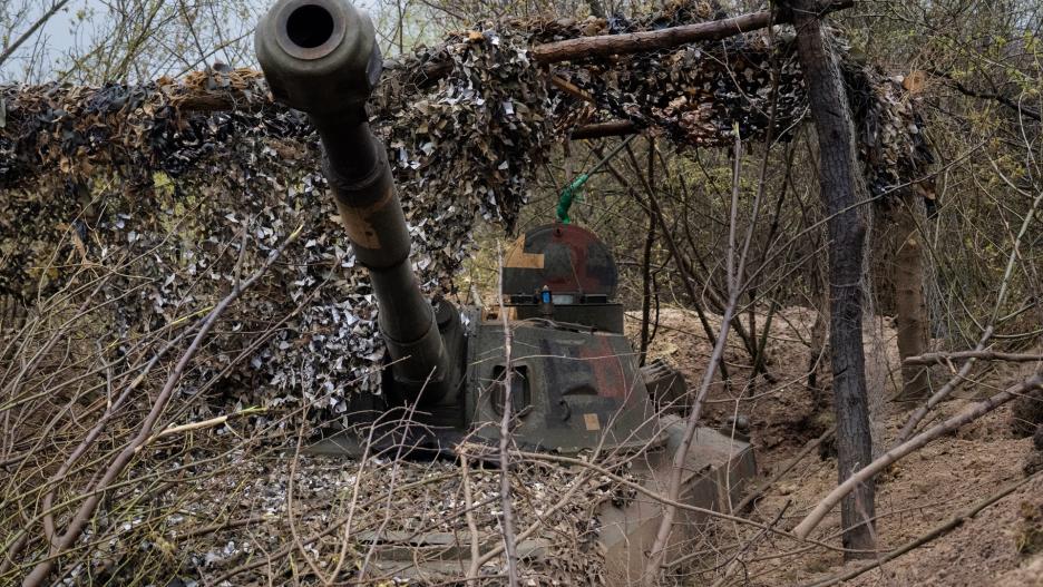 April 15, 2023, Bakhmut, Ukraine: A self-propelled howitzer is seen in a ditch cover by camouflage net at Ukrainian position near Bakhmut. Ukrainian armed force is fighting intensely in Bakhmut and the surrounding area as Russian forces are getting ever closer to taking the eastern city of Ukraine. The battle of Bakhmut is now known as 'the bloodiest' and 'one of the longest fight', it has become one of the most significant fights in the war between Ukraine and Russia.
Europa Press/Contacto/Ashley Chan
(Foto de ARCHIVO)
15/4/2023