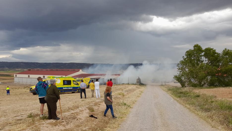 Nave de pacas de paja quemándose en la localidad de Hita (Guadalajara)