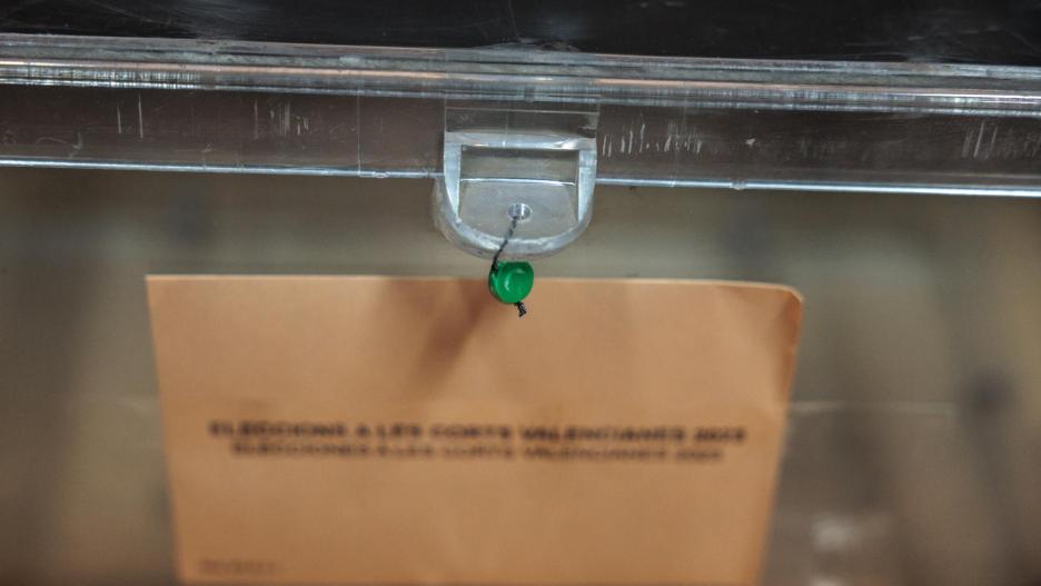 Detalle del cierre de una urna en el almacén electoral de la provincia de Valencia