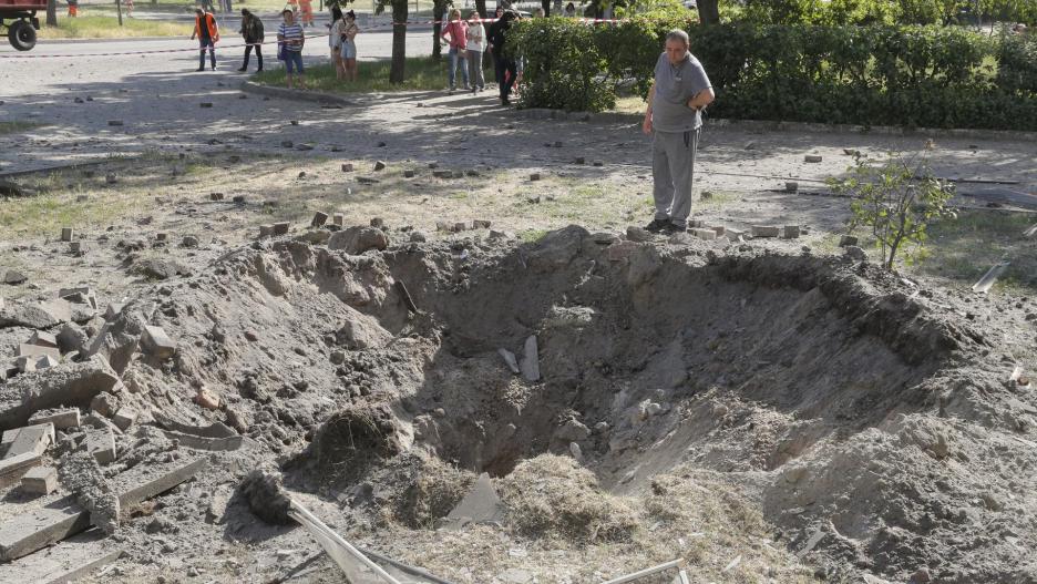 Una persona contempla el cráter que ha dejado un misil en Kiev