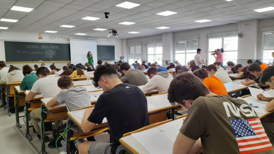 Alumnos durante el examen de Historia en la EvAU de Guadalajara.