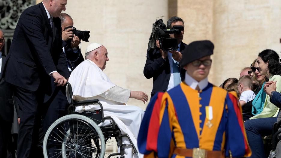 El Papa Francisco se dirige a la clínica Gemelli para una operación en Roma 07/06/2023