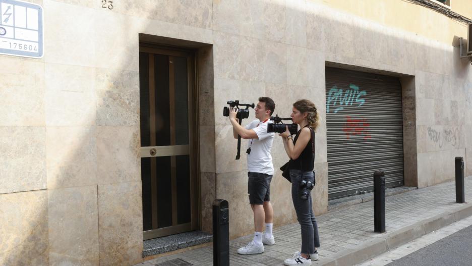 GRAF6470. BARCELONA, 11/06/2023.- Un hombre de 34 años ha sido detenido por los Mossos como presunto autor del homicidio con arma blanca de su pareja, de 39 años, han informado a EFE fuentes próximas al caso. El suceso, que se investiga como homicidio, ha tenido lugar esta madrugada en un piso ubicado en la calle Cornellà Modern en la localidad barcelonesa de Cornellà de Llobregat. EFE/ Toni Albir