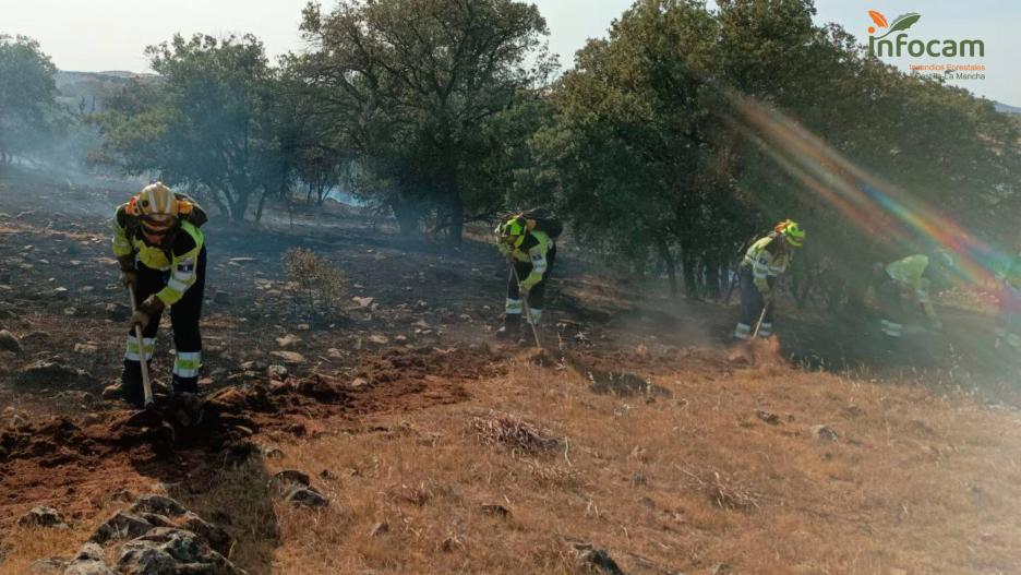 Mediod del Infocam trabajando en la extinción del incendio forestal en Torre de Juan Abad (Ciudad Real
