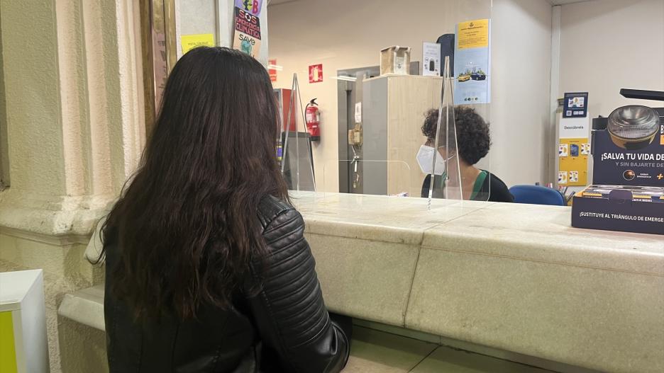 Una joven de 18 años solicita el Bono Cultural Joven en una oficina de Correos.
