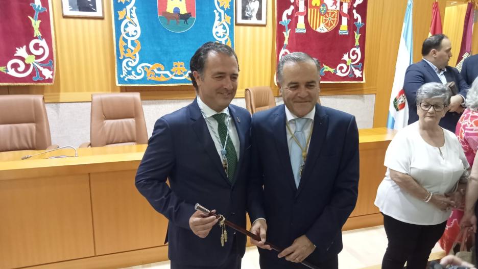 El popular José Julián Gregorio con el bastón de mando al jurar su cargo de alcalde de Talavera de la Reina con el apoyo de David Moreno, de Vox