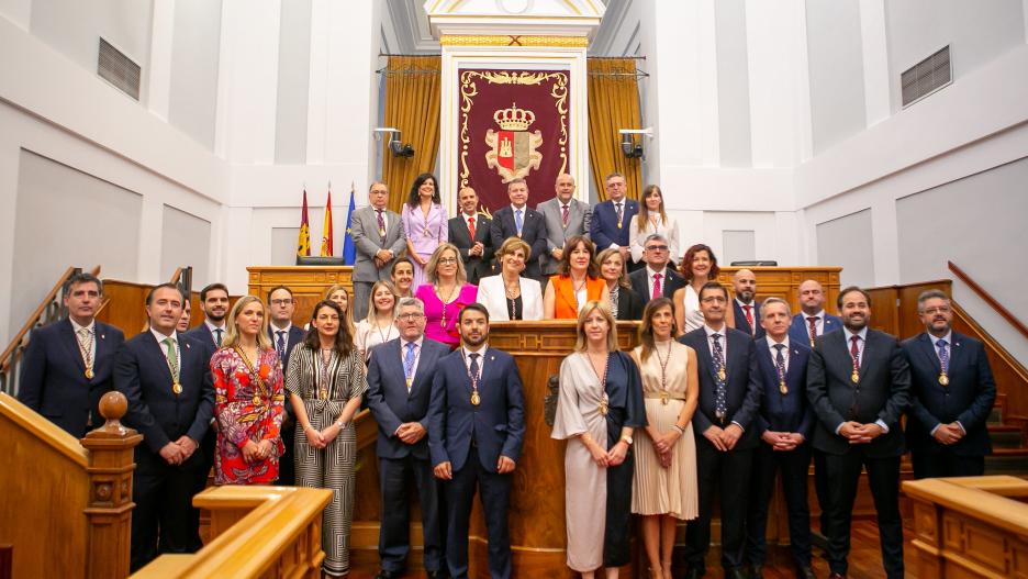 Los 33 diputados que conforman la XI Legislatura de las Cortes de Castilla-La Mancha.