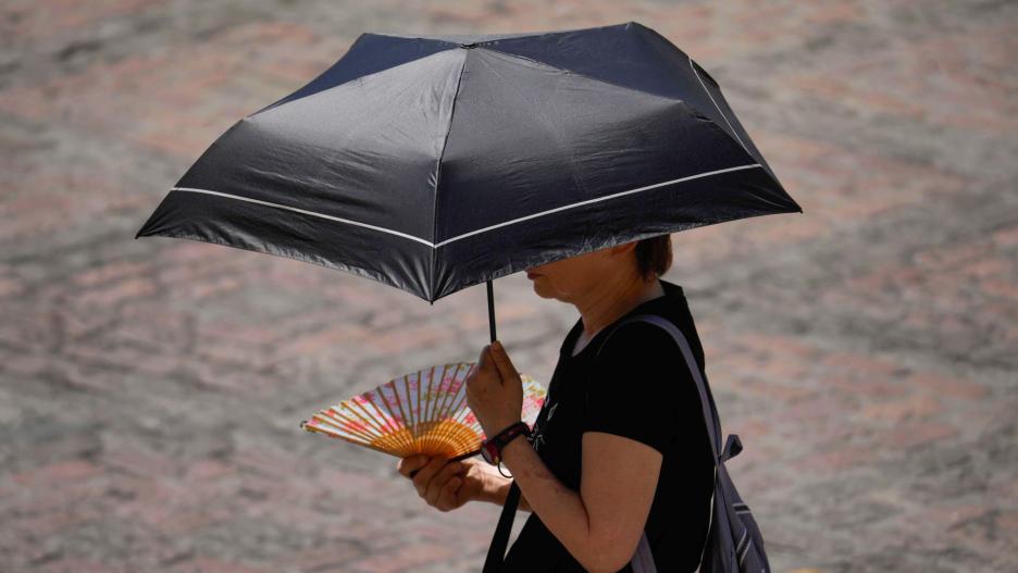 En la imagen, una mujer se protege del sol con un paraguas en el exterior de la Mezquita de Córdoba EFE/Rafa Alcaide