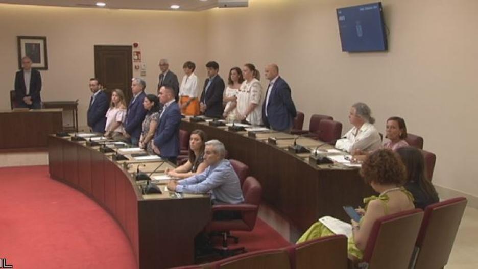 Pleno en el Ayuntamiento de Albacete. Los concejales de Vox no se levantan durante el homenaje a las víctimas de violencia machista