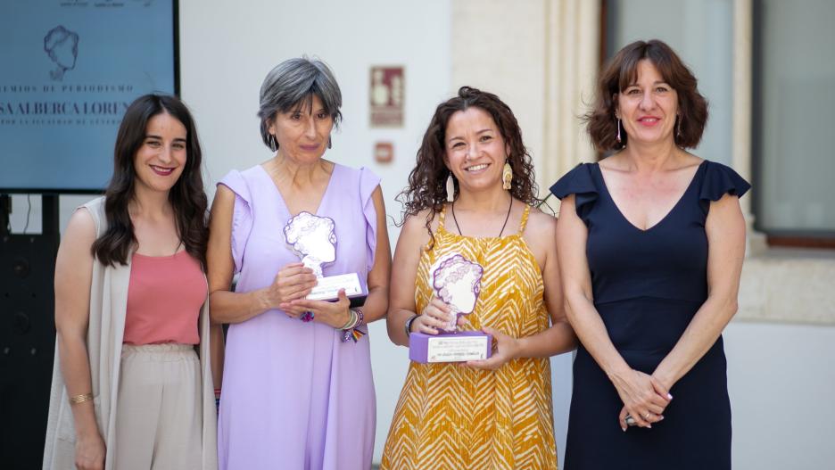 Mayra Herrero y Mercedes Cerviño recogen el premio Luisa Alberca Lorente.