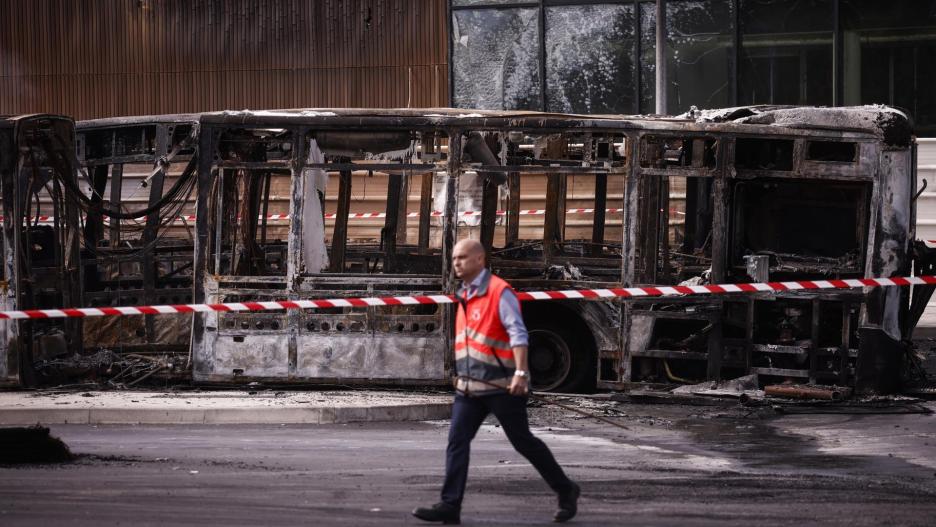 Restos de un autobús incendiado en los disturbios en Francia