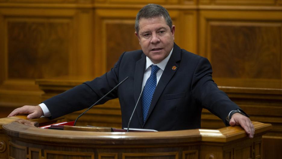 TOLEDO, 05/07/2023.- El candidato a la presidencia de la Junta de Comunidades de Castilla-La Mancha y presidente en funciones Emiliano García-Page durante su discurso de investidura para revalidar el cargo por tercera vez consecutiva en las Cortes regionales este miércoles. EFE/Ismael Herrero