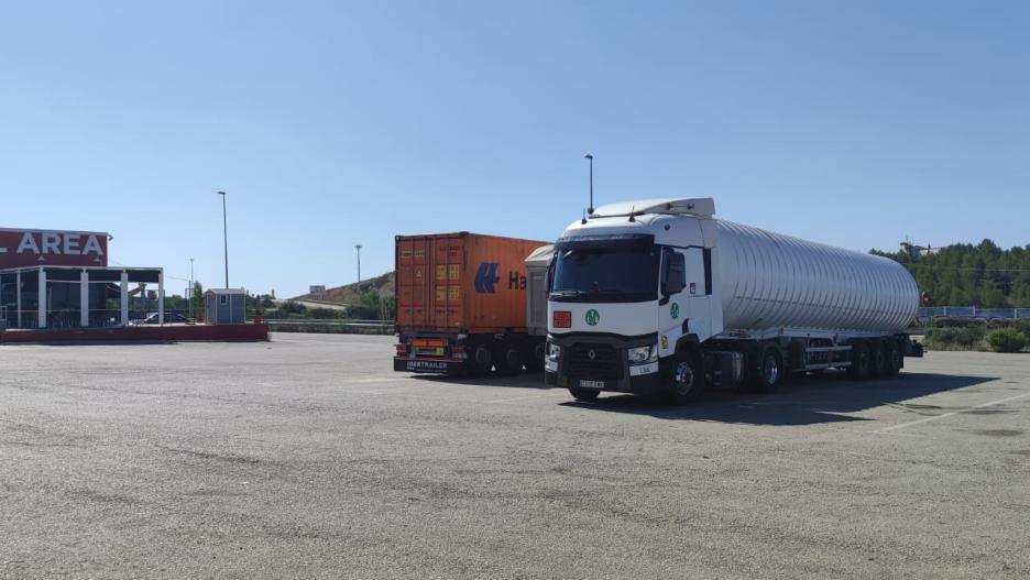 El camión de gas licuado estacionado en un área de servicio de Cuenca.