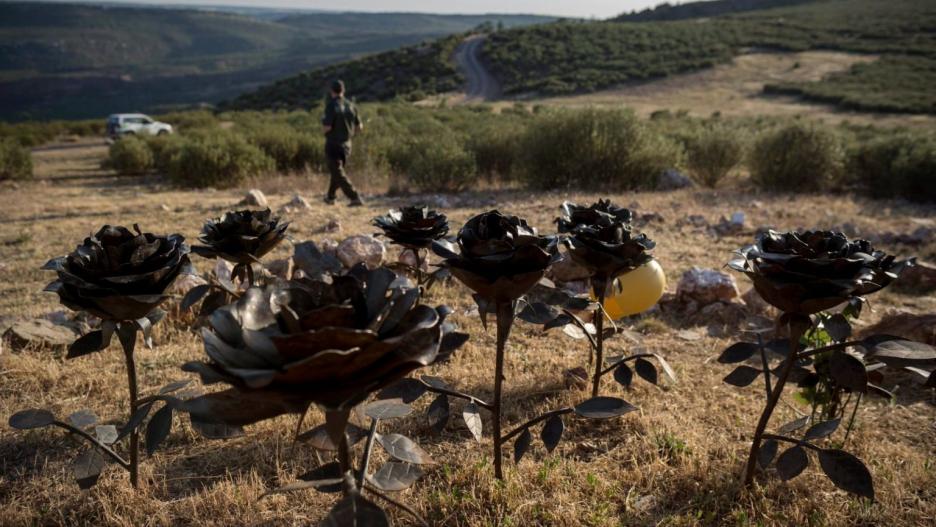 Once rosas negras en homenaje a las víctimas del incendio de Riba de Saelices.