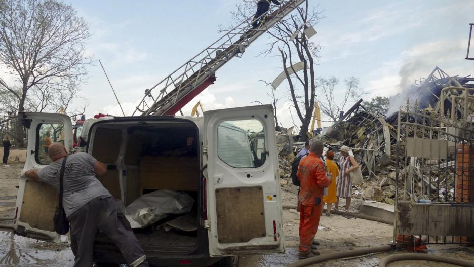 Odesa (Ukraine), 20/07/2023.- Emergency personnel remove the remains of a person who was killed following a rocket strike on an administrative building in the southern Ukrainian city of Odesa, Ukraine, 20 July 2023. The Ukraine Air Force reported on 20 July, that Russia fired 19 missiles and 19 shock drones at Ukraine. At least 20 people were injured in attacks on the port cities of Mykolaiv and Odesa according to the State Emergency Service report. (Rusia, Ucrania) EFE/EPA/IGOR TKACHENKO