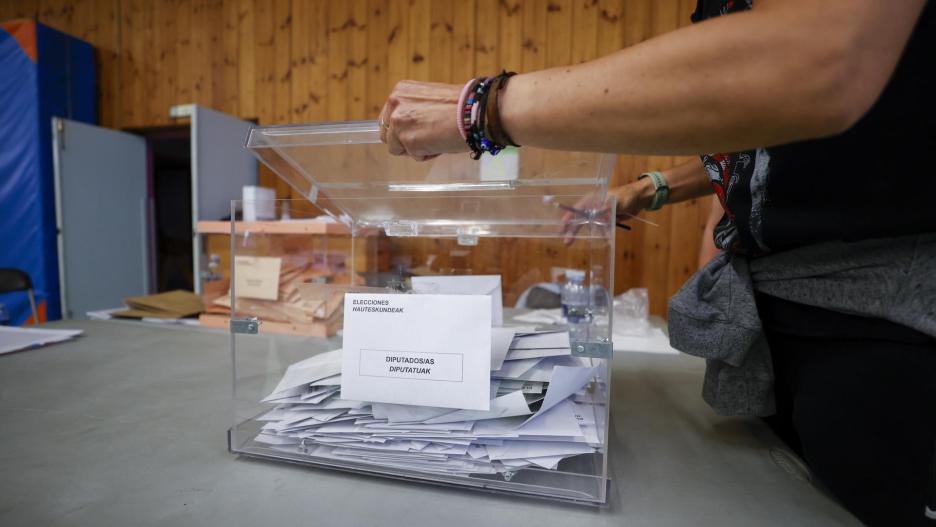BILBAO, 23/07/2023.- Comienza el recuento de votos tras el cierre de los colegios electorales a las 20h del domingo, en Bilbao. EFE/ Luis Tejido