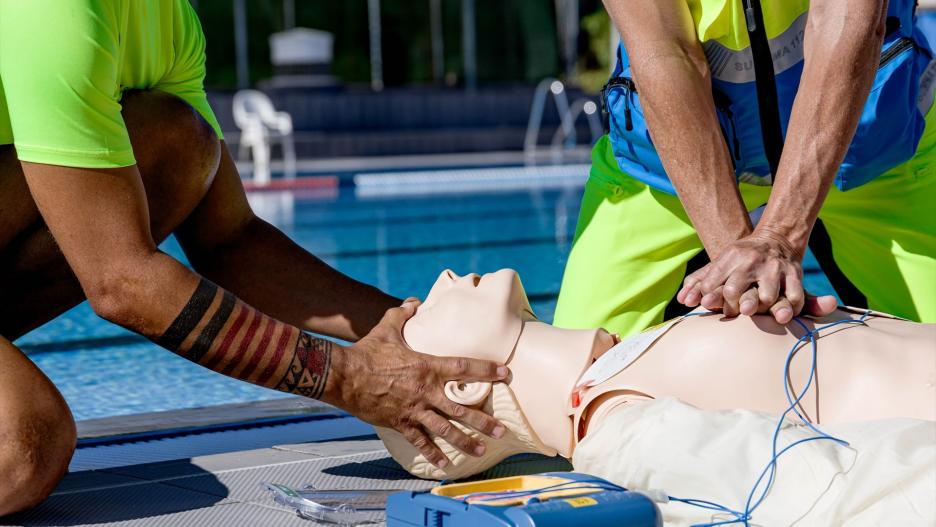 Simulacro de rescate y reanimación cardiopulmonar (RCP) en caso de ahogamiento.