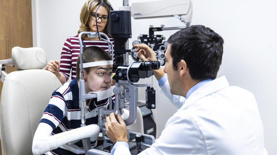 Antonio Vento, ahora de 14 años, durante un control médico, Miami (EEUU)