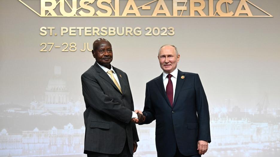 Putin recibe al presidente de Uganda Yoweri Museveni en el marco de la cumbre Rusia-África en San Petersburgo. 27 de julio de 2023.