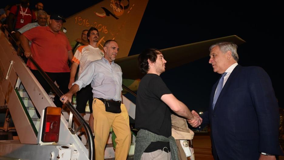 El ministro de exteriores italiano, Antonio Tajani, recibe a los viajeros del avión procedente de Níger en el aeropuerto de Ciampino (Roma) 2 de agosto de 2023