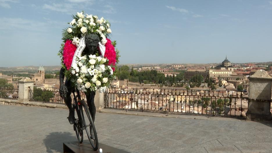 Estatuta de Federico Martín Bahamontes en Toledo con una corona de flores por su fallecimiento
EUROPA PRESS
08/8/2023