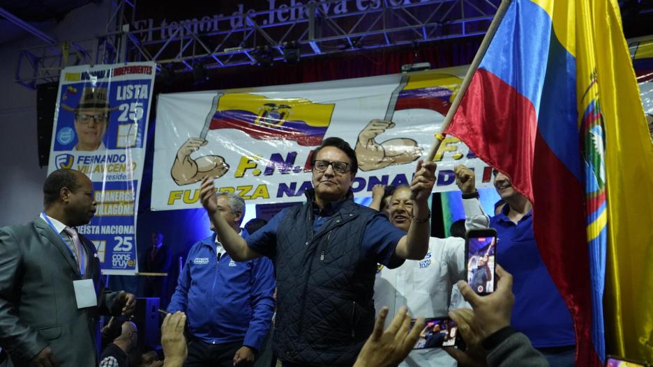 El candidato presidencial Fernando Villavicencio participa en un mitin de campaña, minutos antes de ser asesinado hoy, en Quito (Ecuador). Villavicencio fue asesinado este miércoles durante un tiroteo mientras realizaba una acto de campaña en un céntrico sector de Quito. EFE/ STR