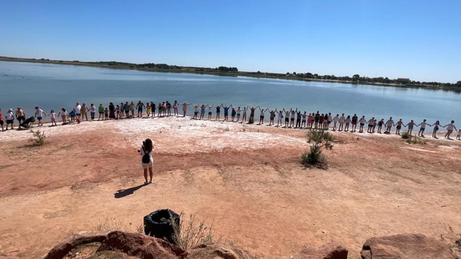 Participantes del Abrazo al agua en las Lagunas de Villafranca de los Caballeros este sábado