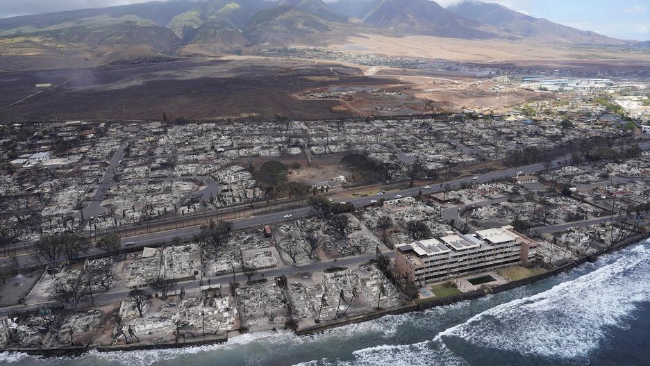 10 de agosto de 2023, Lahaina, Hawái, EE.UU.: Vista aérea de la destrucción de la ciudad de Lahania el jueves, en Maui. La ciudad histórica de Lahaina ha sido devastada. Casas y edificios destruidos rodean el área después del incendio