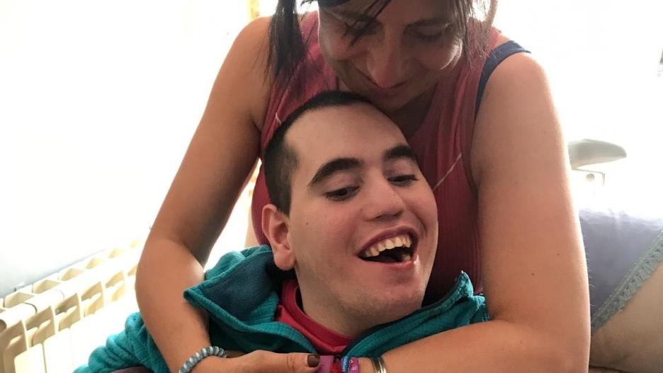 Una madre, Lola, abraza a su hijo, Luis, con parálisis cerebral
ASPACE MADRID
(Foto de ARCHIVO)
12/11/2020