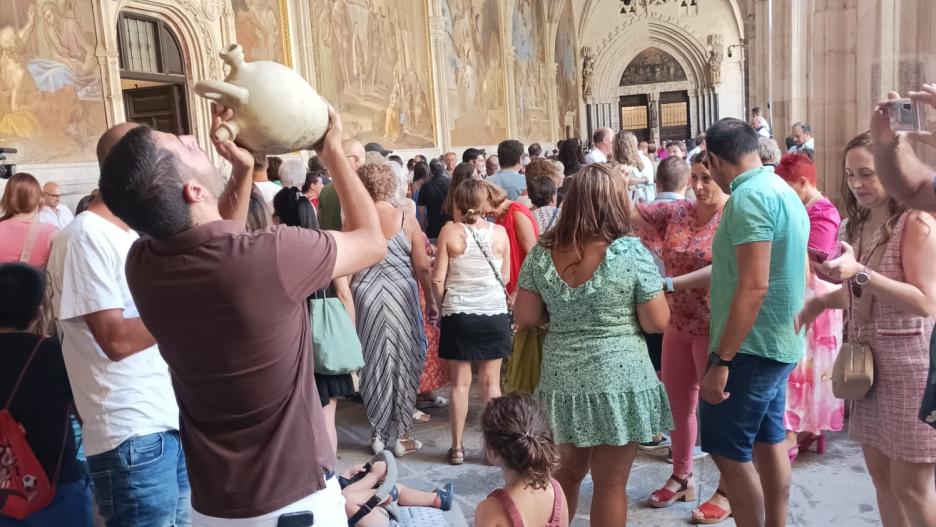 Toledanos y visitantes beben agua de los botijos en el día de la Virgen del Sagrario, Toledo. 15 de agosto de 2023
