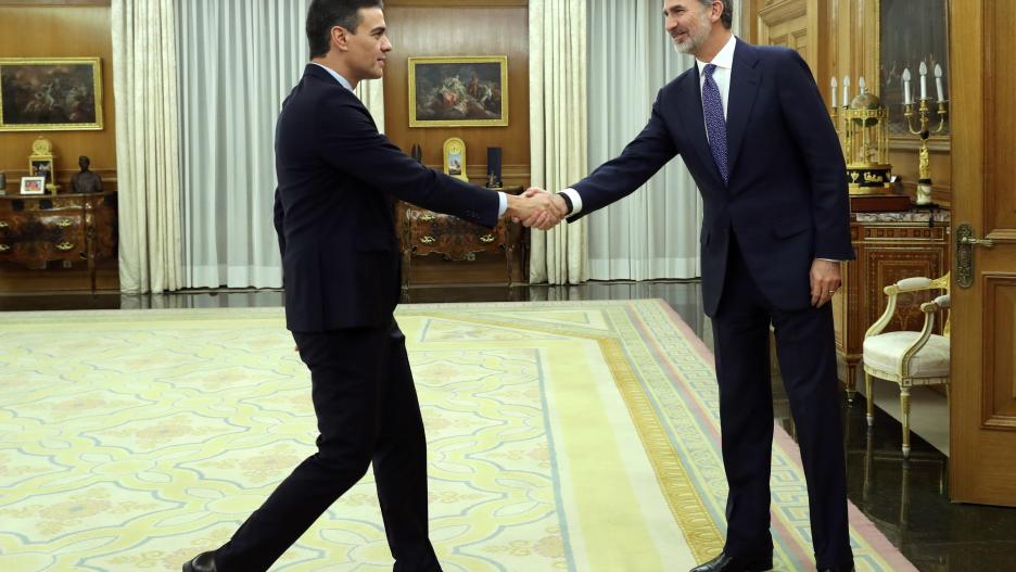 El rey Felipe VI recibe en audiencia al presidente del Gobierno en funciones, Pedro Sánchez (i), en el marco de la recta final de la ronda de consultas con los representantes de los partidos para decidir si propone un candidato a la investidura, este miércoles, en el Palacio de la Zarzuela en Madrid a 11 de diciembre de 2019.
Felipe VI recibe a Pero Sánchez en la ronda de consultas
GRAF7266. MADRID, 11/12/2019.- El rey Felipe VI recibe en audiencia al secretario general del PSOE y presidente del Gobierno en funciones, Pedro Sánchez (i), en el marco de la recta final de la ronda de consultas con los representantes de los partidos para decidir si propone un candidato a la investidura, este miércoles, en el Palacio de la Zarzuela. EFE/Kiko Huesca POOL
Pool
(Foto de ARCHIVO)
11/12/2019