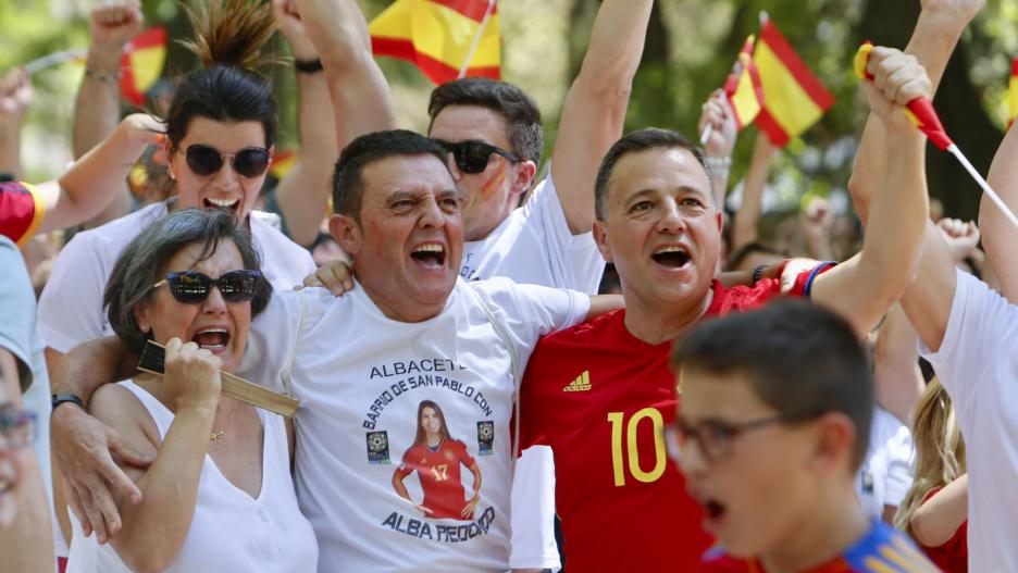 ALBACETE, 20/08/2023.- Los padres (i y 2i) de la jugadora de la selección española de fútbol Alba Redondo siguen la final del Mundial de Fútbol femenino en una pantalla gigante en Albacete, este domingo. EFE/ Manu