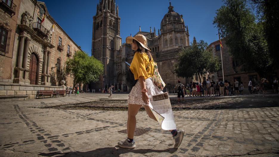 Una turista camina por la plaza del Ayuntamiento este domingo -EFE/Ángeles Visdómine