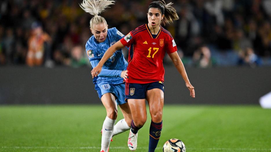 lba Redondo de España (derecha) lucha por el balón con Alex Greenwood de Inglaterra durante el partido de fútbol final de la Copa Mundial Femenina de la FIFA 2023 entre España e Inglaterra en el Estadio Australia en Sydney, Australia, 20 de agosto de 2023.