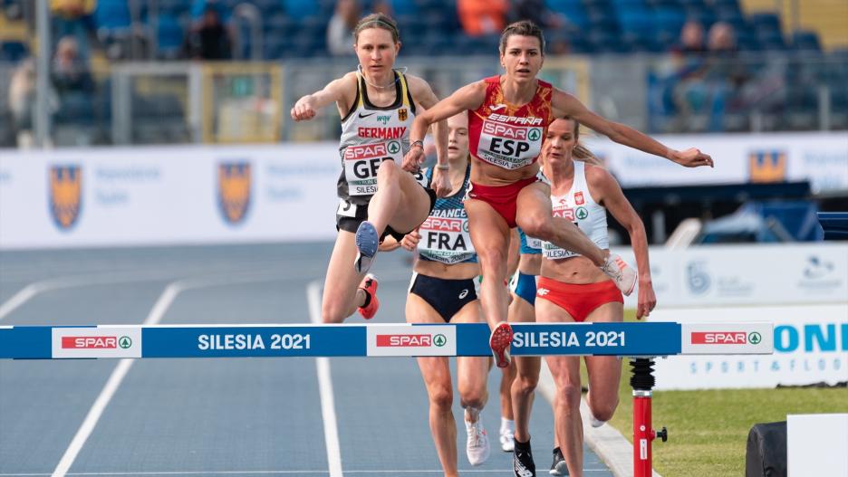 Irene Sánchez-Escribano representando a España durante la carrera de 3.000 metros obstáculos en Polonia, 29/05/2021.