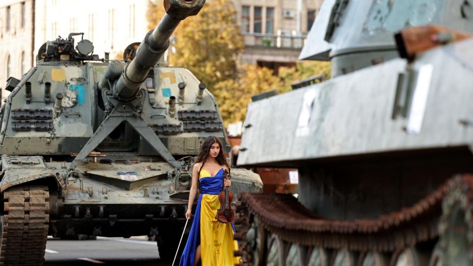 Una mujer vestida con los colores de la bandera de Ucrania actúa para un video musical en medio de carros de combate rusos capturados por el ejercito ucraniano en el marco de las celebraciones del día de la independencia de la URSS que el país celebra el 24 de agosto, Kiev, Ucrania.  23/08/2023